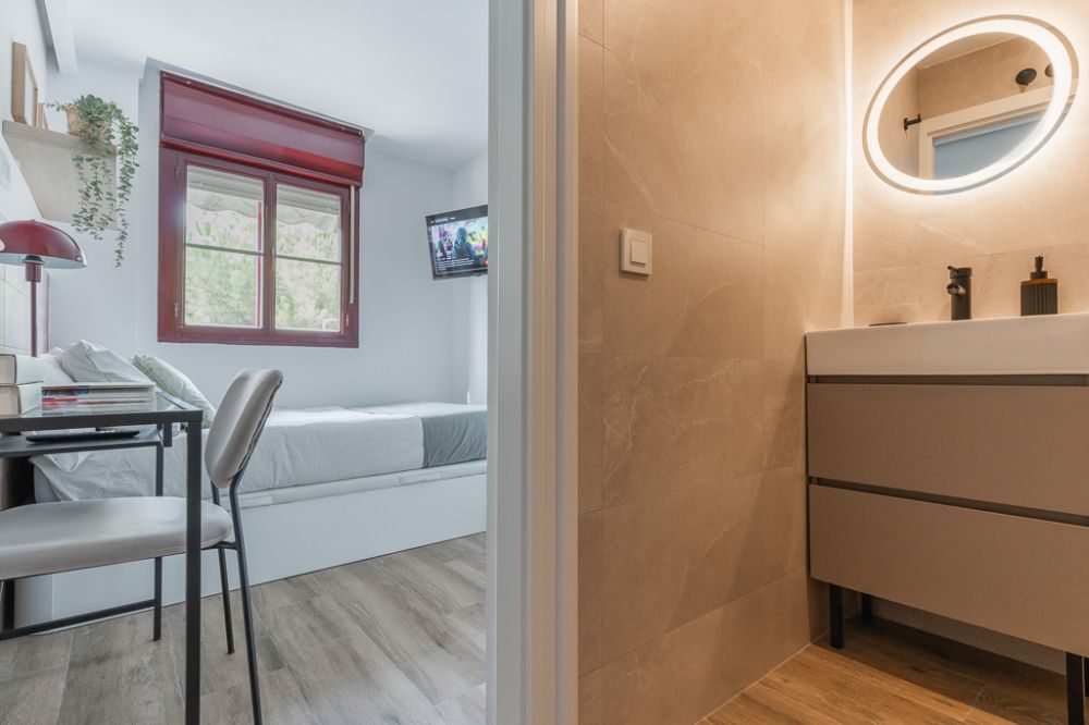 Room with private bathroom and air conditioning in Carabanchel