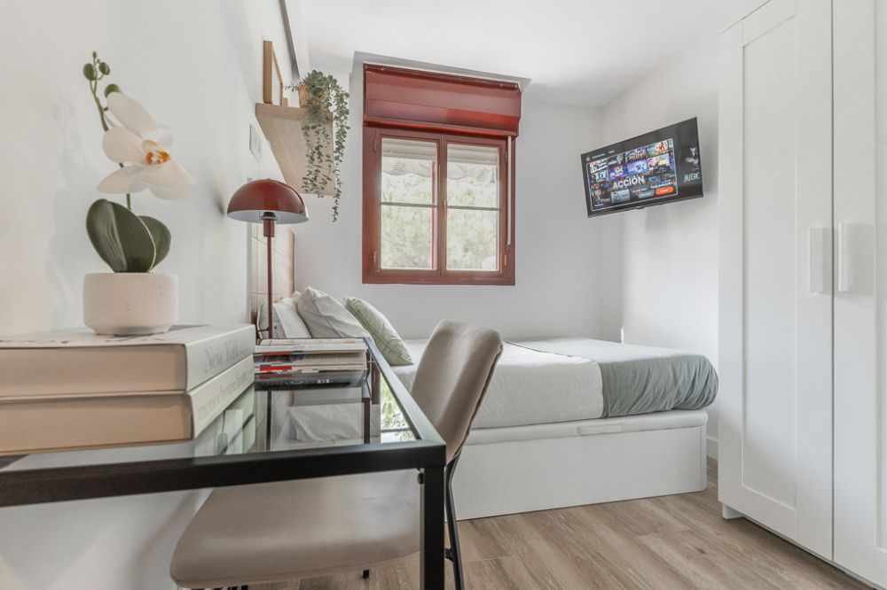 Room with private bathroom and air conditioning in Carabanchel