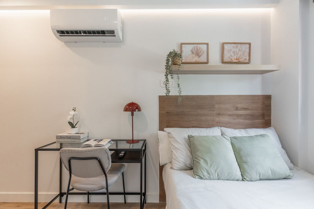Room with private bathroom and air conditioning in Carabanchel