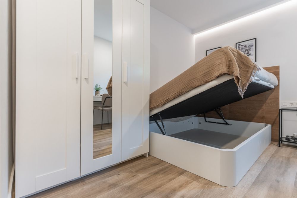 Spacious en-suite room in Madrid Río with air conditioning