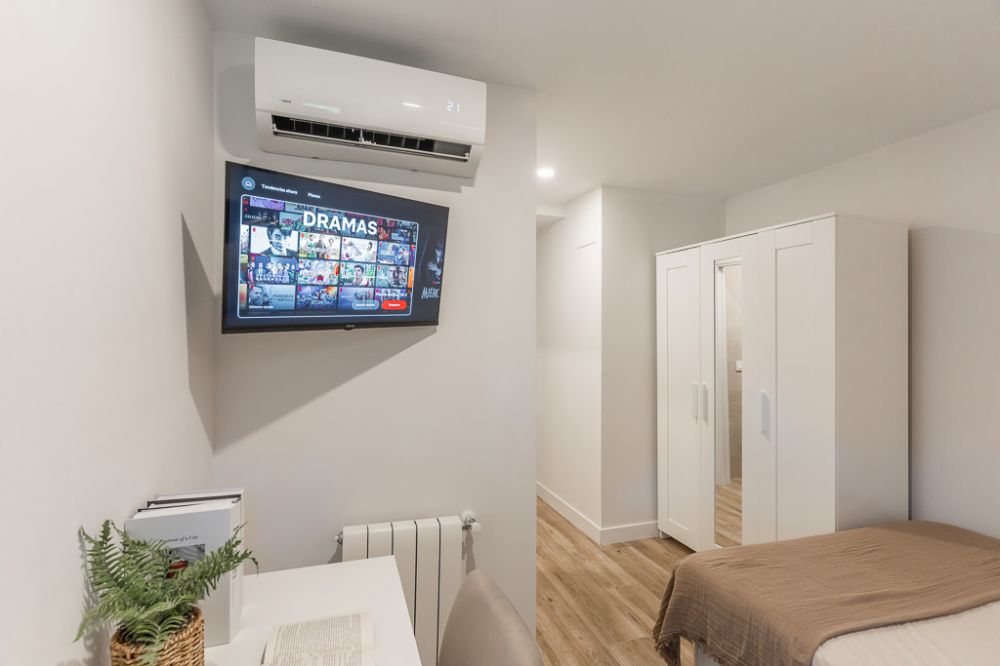Spacious en-suite room in Madrid Río with air conditioning