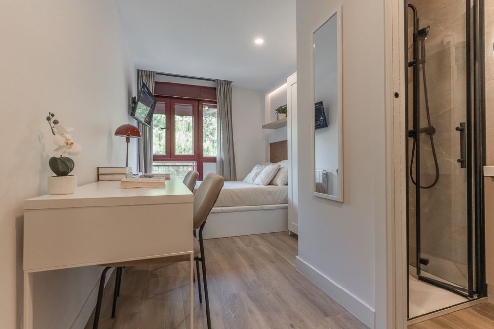 Private room with bathroom in Urgel