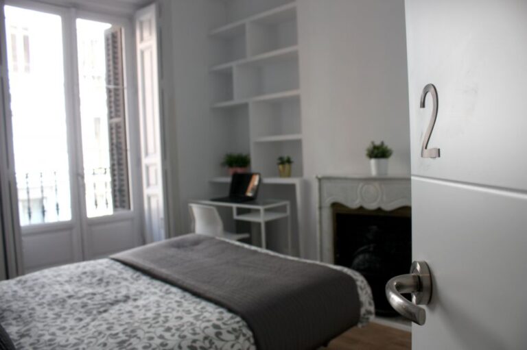Room with balcony in Valenzuela Street