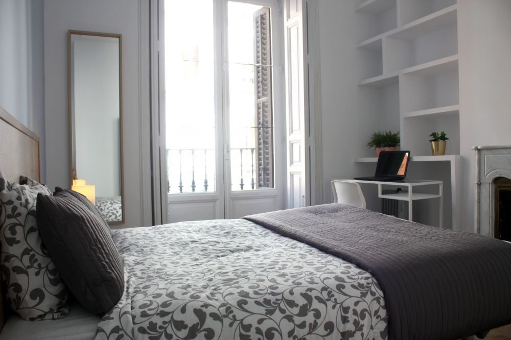 Room with balcony in Valenzuela Street