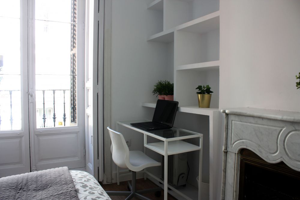 Room with balcony in Valenzuela Street