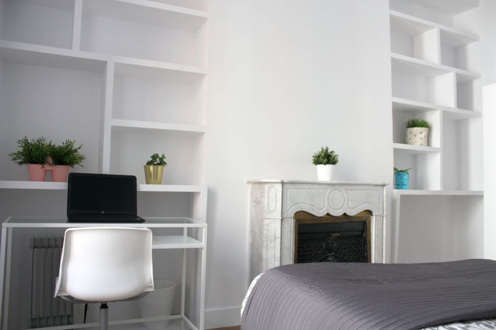Room with balcony in Valenzuela Street