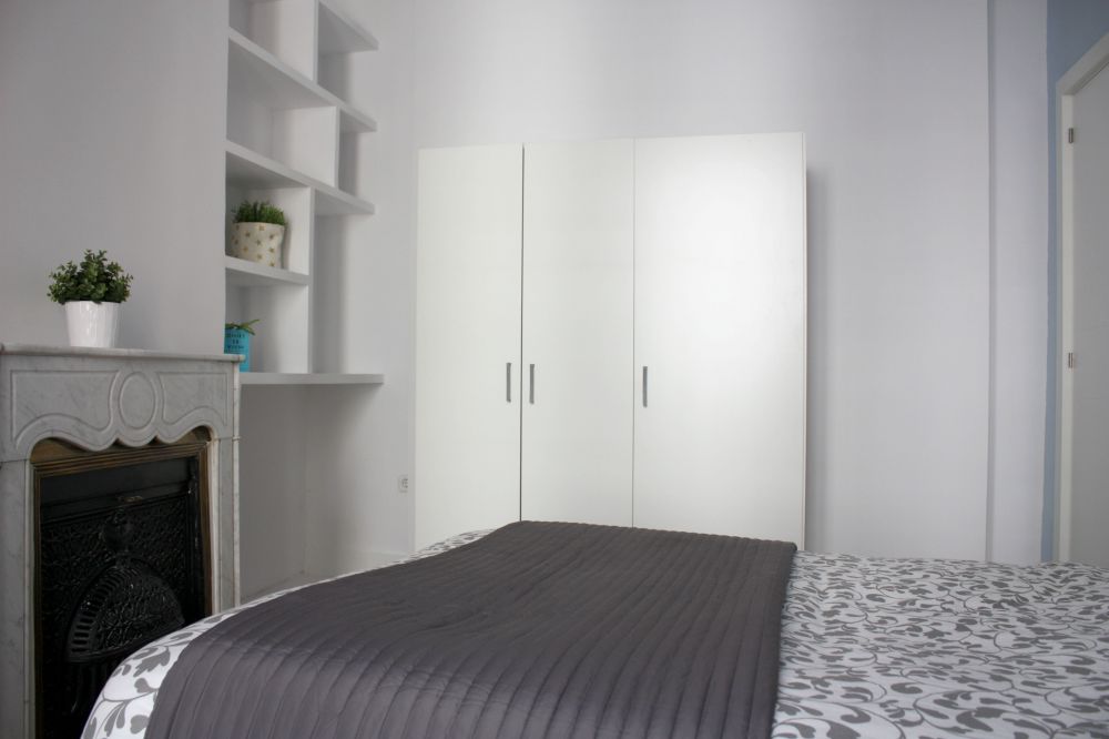 Room with balcony in Valenzuela Street