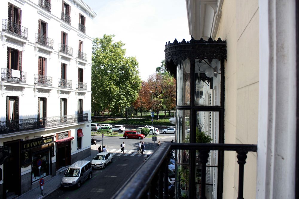 Room with balcony in Valenzuela Street