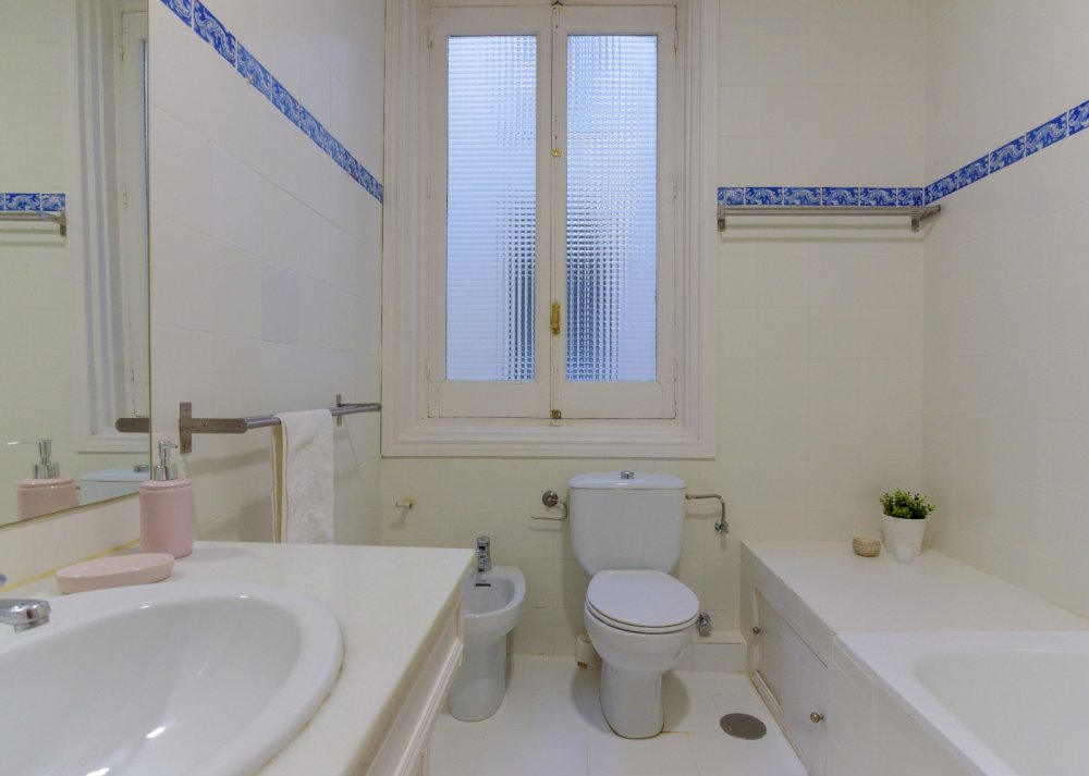 Room with private bathroom in Madrid