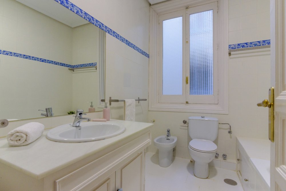 Room with private bathroom in Madrid