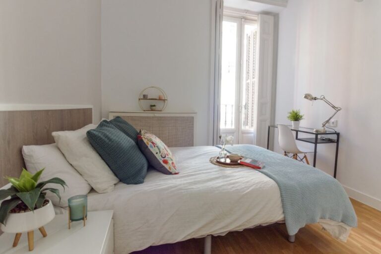 Room with balcony in Valenzuela Street