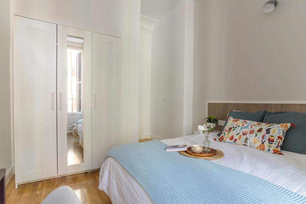 Room with balcony in Valenzuela Street