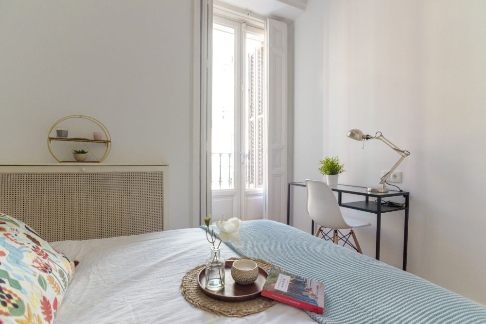 Room with balcony in Valenzuela Street