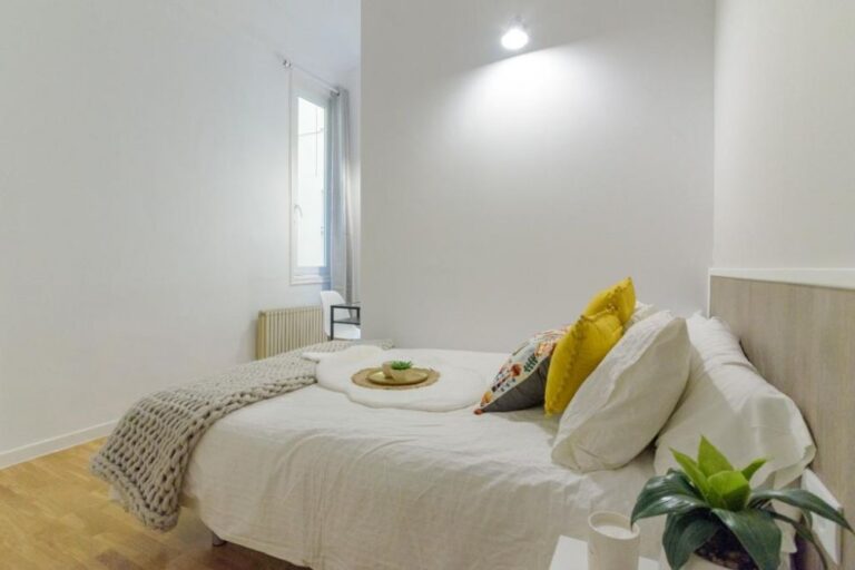 Beautiful double room in Valenzuela Street