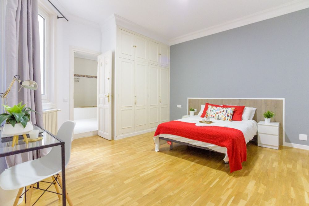 Room with private bathroom in Madrid