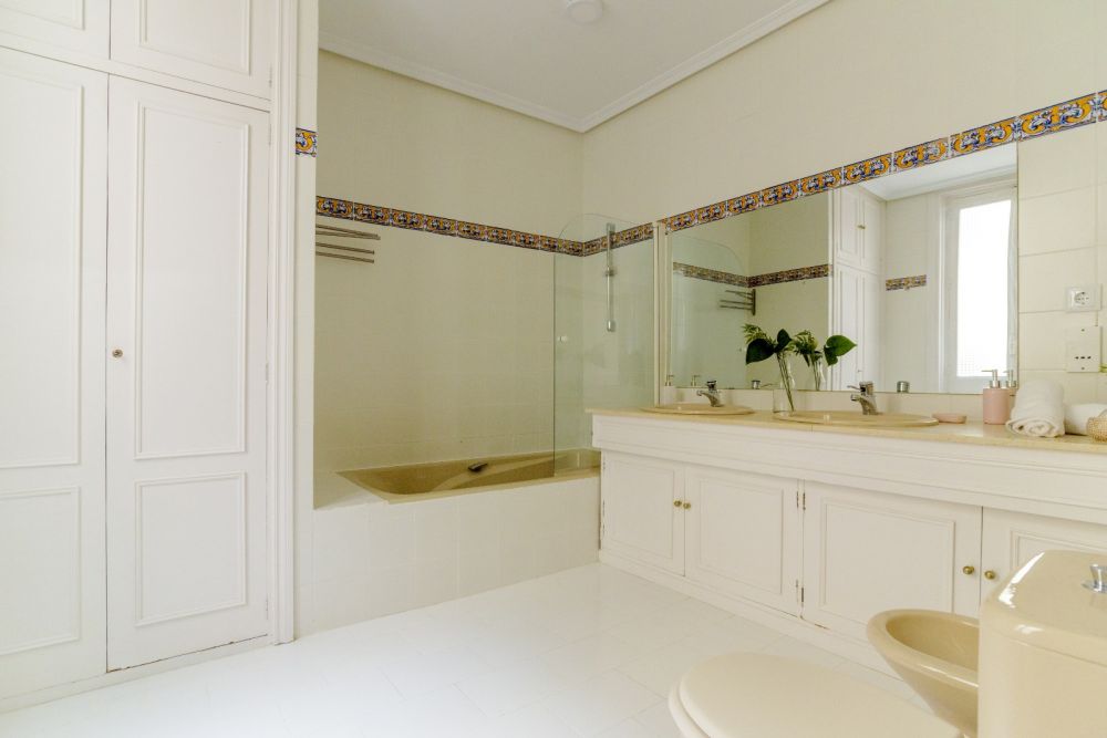 Room with private bathroom in Madrid