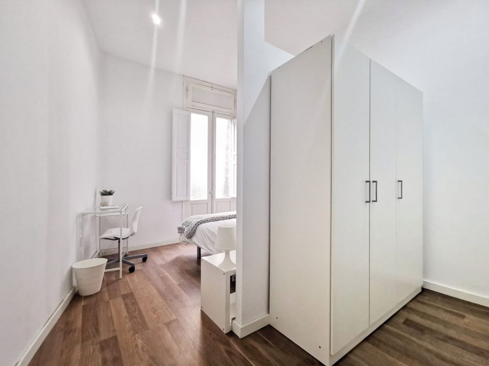 Room with balcony in Lavapiés