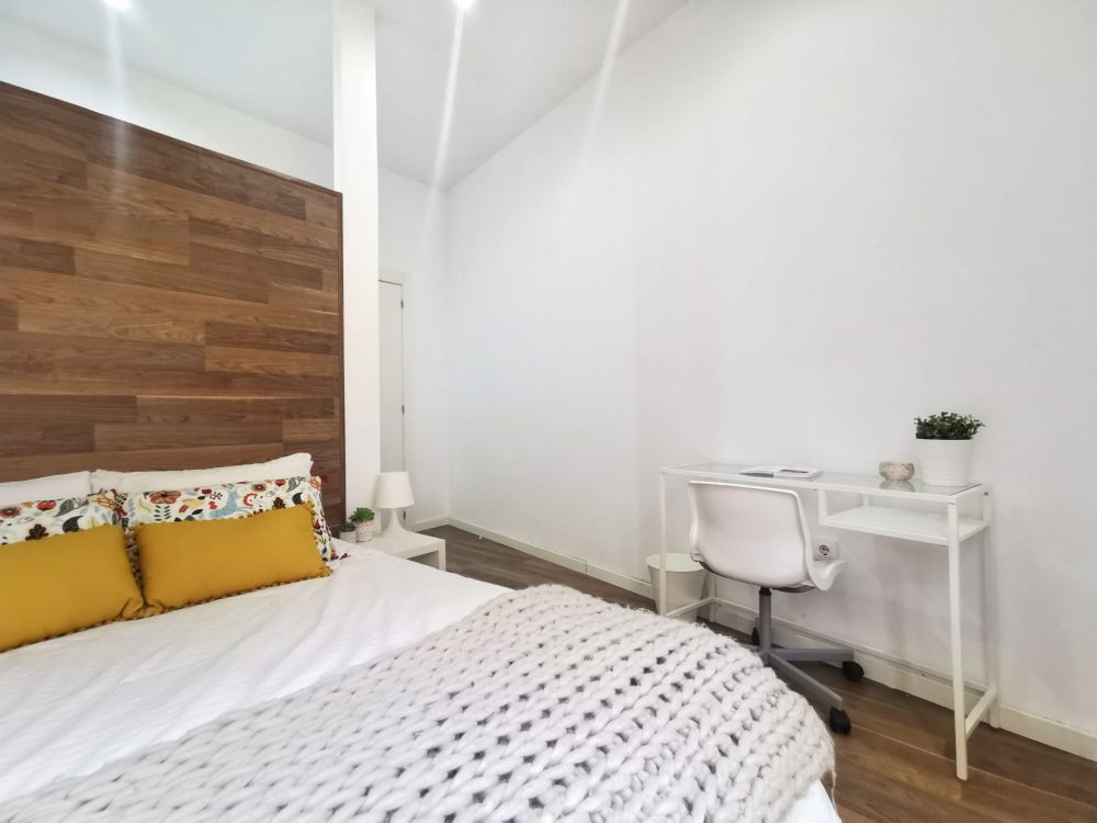 Room with balcony in Lavapiés
