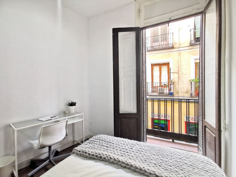 Room with balcony in Lavapiés