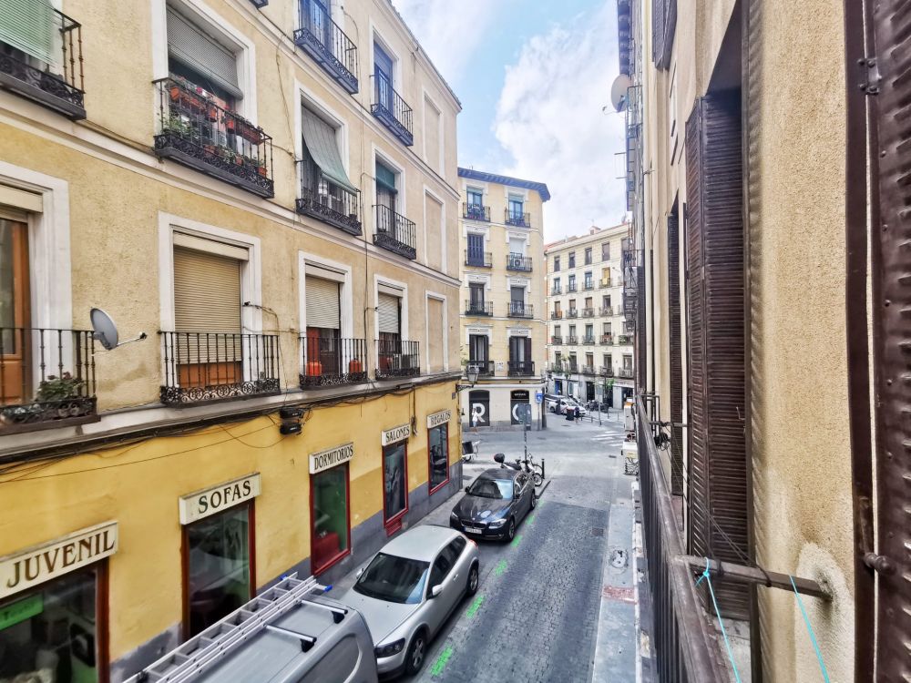 Room with balcony in Lavapiés