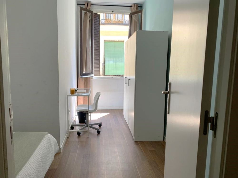 Bright room in the centre of Madrid