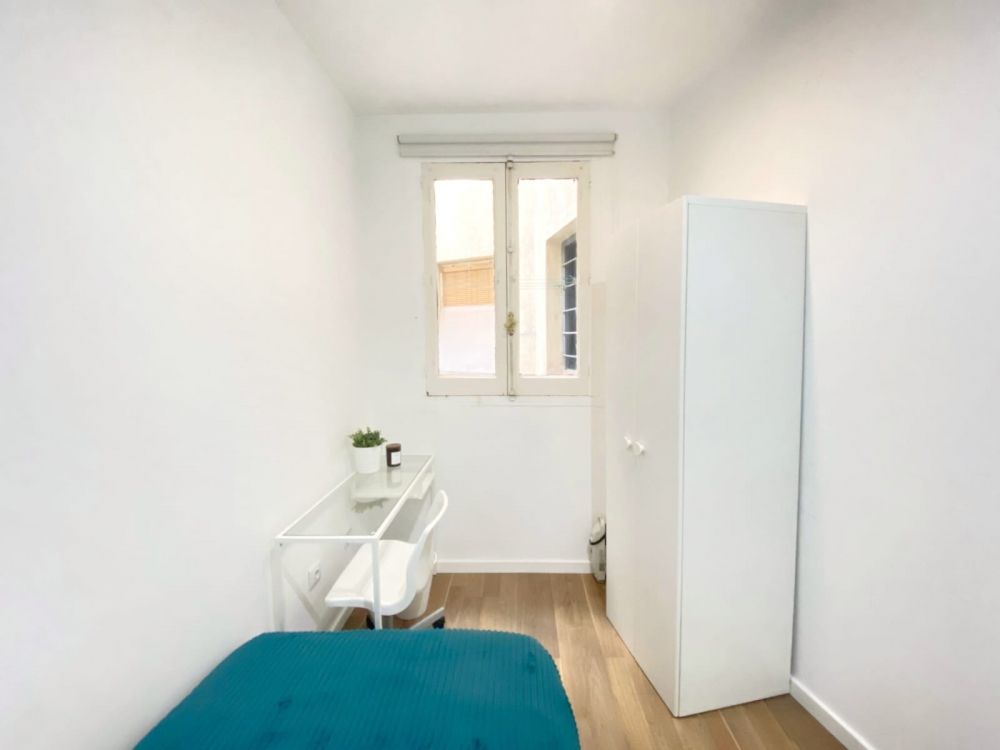 Charming room in Valencia Street