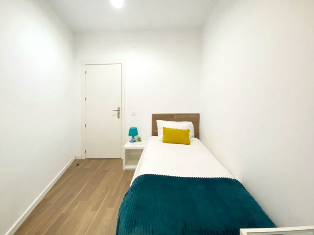 Charming room in Valencia Street
