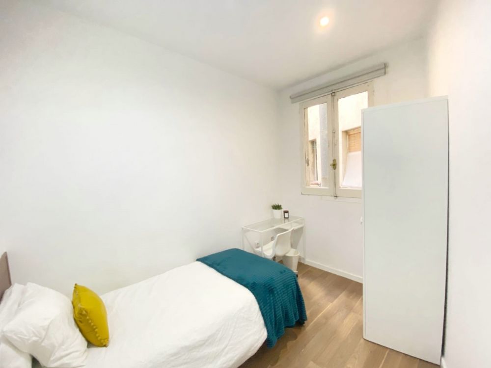 Charming room in Valencia Street