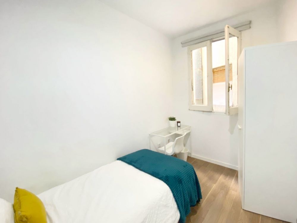 Charming room in Valencia Street