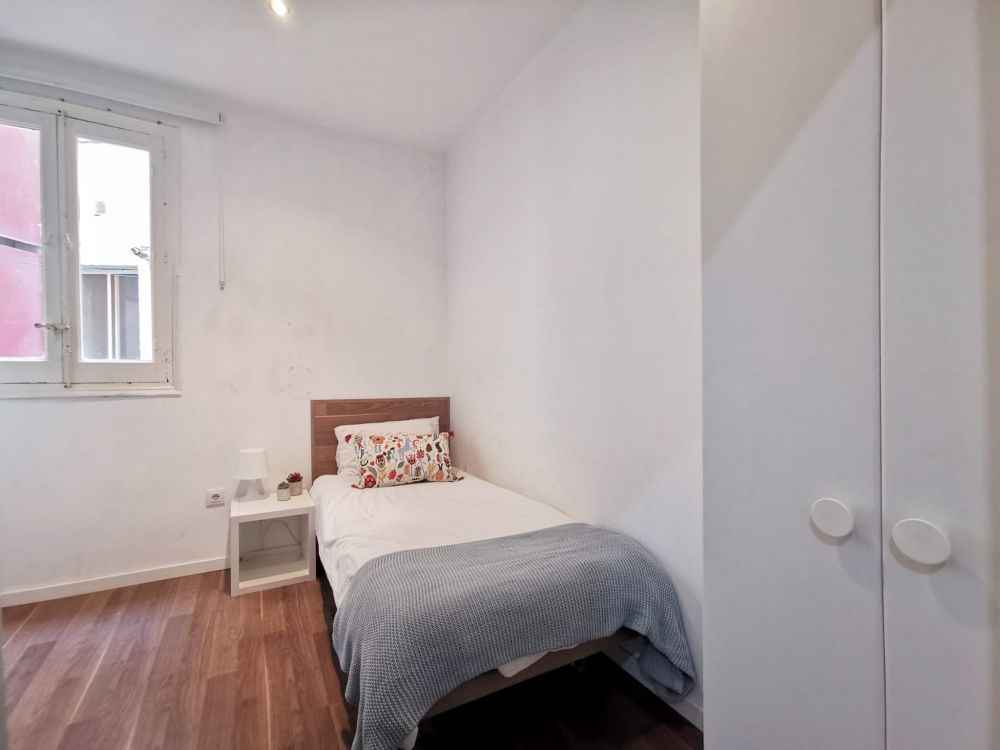 Beautiful single room in Madrid