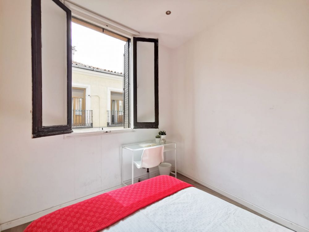 Bright double room in Valencia Street