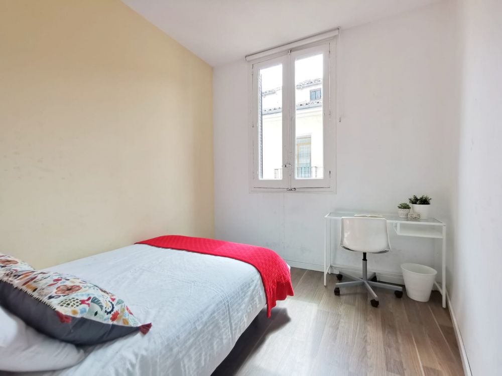 Bright double room in Valencia Street