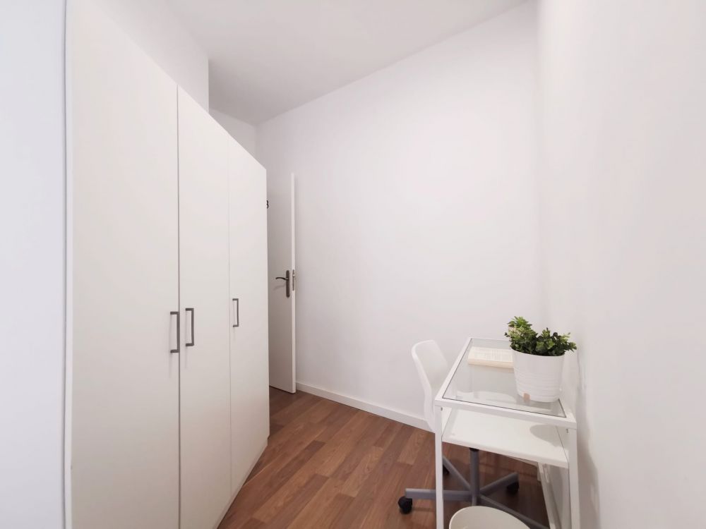 Nice single room in Valencia street