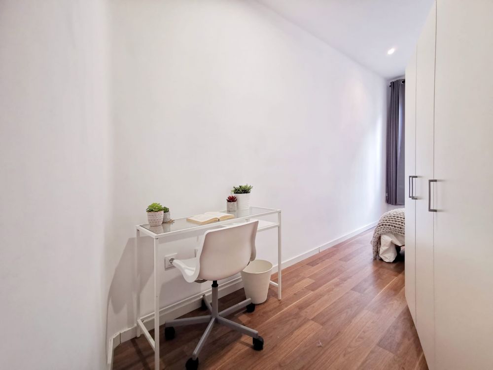 Nice single room in Valencia street
