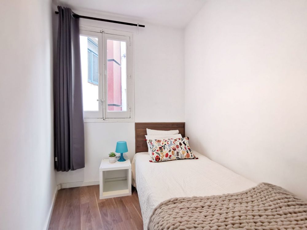 Nice single room in Valencia street