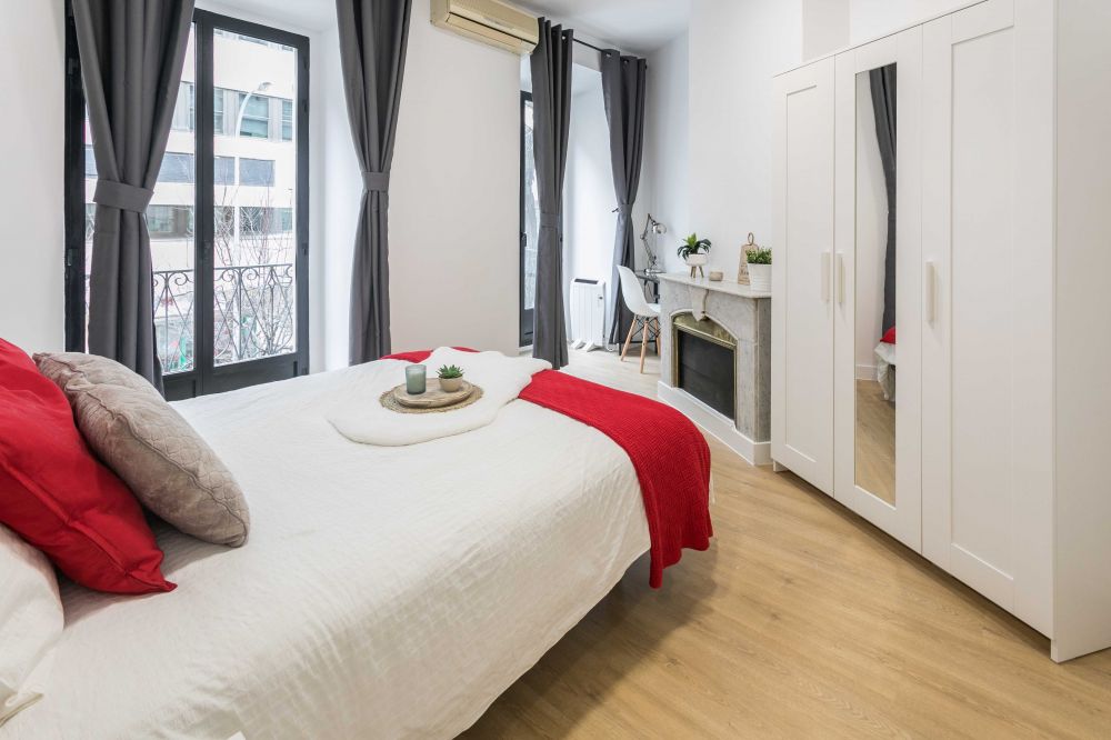 Room with two balconies in Ventura Rodríguez