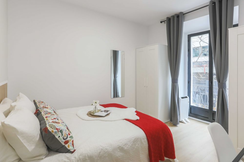Nice room with balcony in Ventura Rodríguez