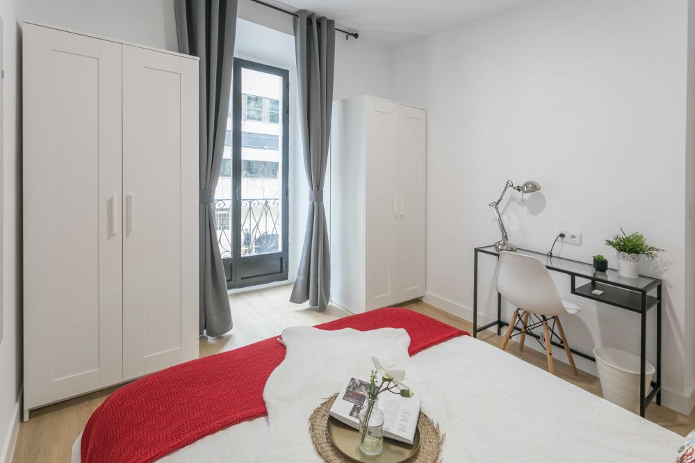 Nice room with balcony in Ventura Rodríguez
