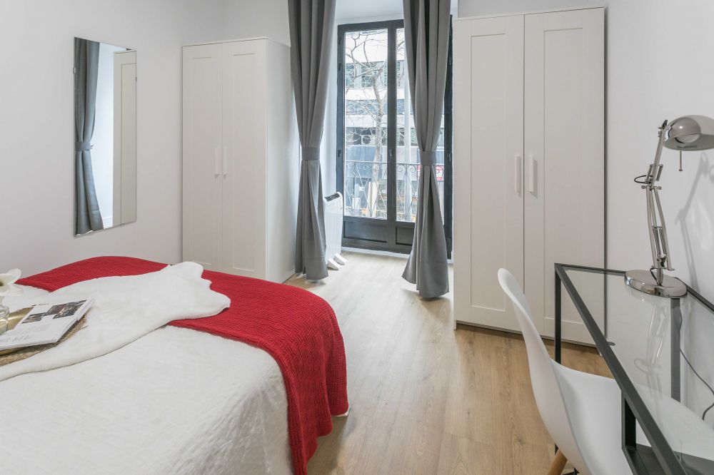 Nice room with balcony in Ventura Rodríguez