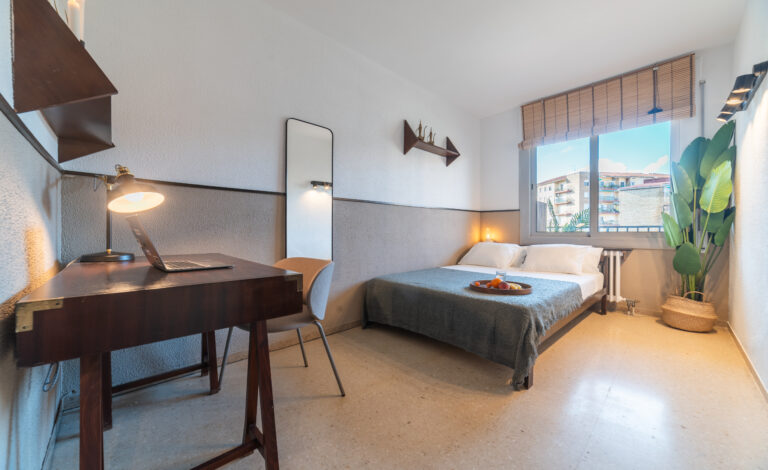 Garcilaso4 Bright double room with balcony