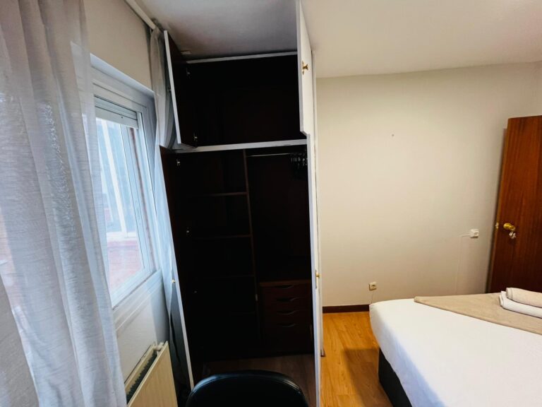 Room for Rent at Calle de Marcelina, 2-02