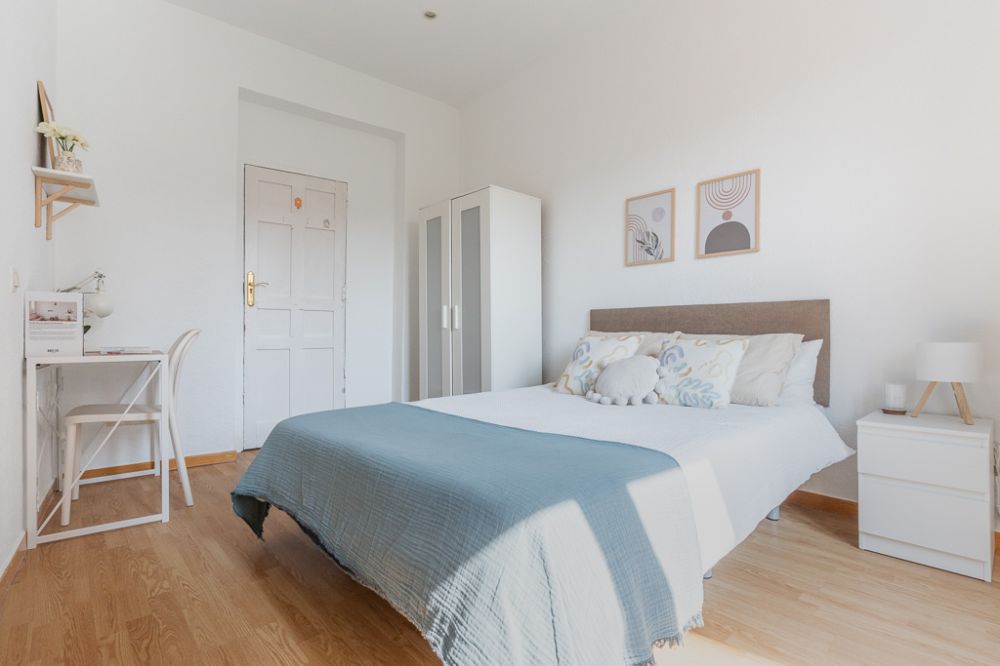 Room with a balcony in Redondilla Street