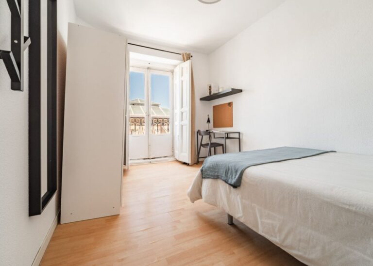 Very bright room in Redondilla Street