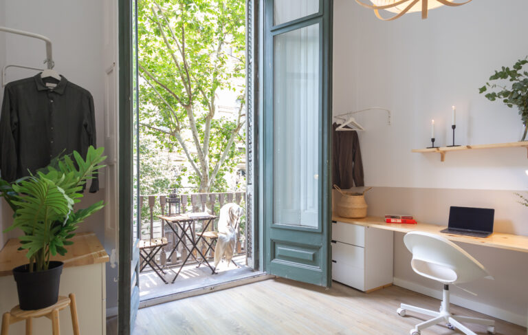 Pau7 Habitación doble con balcón y techos altos