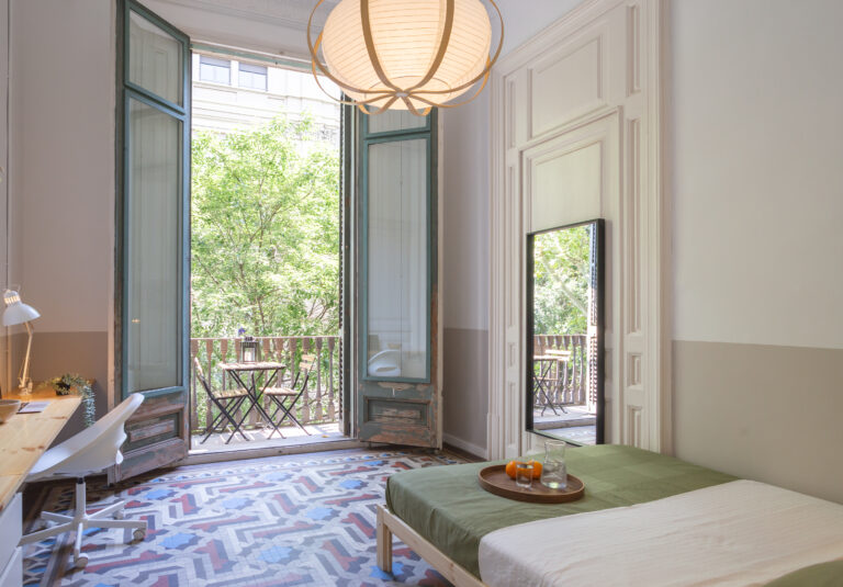 Claris2 Habitación doble luminosa con balcón privado y mosaico Nolla