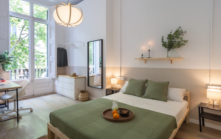 Pau8 Habitación doble con balcón y zona de trabajo